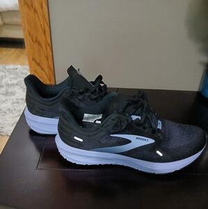 Brooks Launch GTS 9 Purple and Black Athletic Shoes Sleek Design